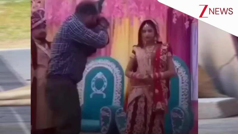 कैमरामैन के पास जाकर फोटो खींचने पर भड़का दूल्हा, जड़ दिए दो थप्पड़, दुल्हन का रिएक्शन हुआ वायरल कैमरामैन के पास जाकर फोटो खींचने पर भड़का दूल्हा, जड़ दिए दो थप्पड़, दुल्हन का रिएक्शन हुआ वायरल