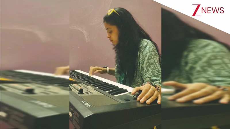 पियानो पर मकड़ी सी चली उंगलियां, लड़की ने ऐसा बजाया 'मेरे ढोलना' कि धुन ने यूजर्स का दिल जीत लिया! पियानो पर मकड़ी सी चली उंगलियां, लड़की ने ऐसा बजाया 'मेरे ढोलना' कि धुन ने यूजर्स का दिल जीत लिया!