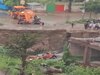 Ghaziabad News: भारी बारिश के बाद बिल्डिंग बेसमेंट के पास सड़क धंसी, दो कारें गड्ढे में गिरकर क्षतिग्रस्त