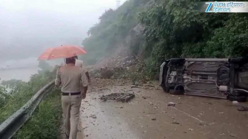 पंडोह बांध के पास भूस्खलन के बाद चंडीगढ़-मनाली राष्ट्रीय राजमार्ग फिर अवरुद्ध, देखें वीडियो 