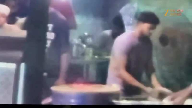 ढाबे पर चूर-चूर नान खाने वाले जरूर देखें ये वीडियो, बागपत के ढाबे से 'थूक जिहाद' का वीडियो वायरल
