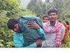 एम्बुलेंस की बजाय कंधों पर टिकी झारखंड की स्वास्थ्य व्यवस्था, सड़क के अभाव में बच्चे का शव लेकर पैदल चलने को मजबूर हुआ पिता