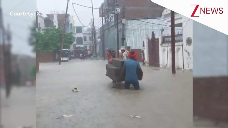 Uttar Pradesh: प्रयागराज में झमाझम बारिश के कारण सड़कें बनी तालाब, घर छोड़ने पर मजबूर हुए लोग