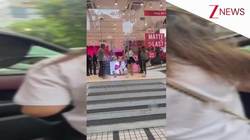 पैप्स को देखते ही शॉपिंग मॉल से सीधा कार की तरफ दौड़ती दिखीं एक्ट्रेस Mouni Roy, फैंस बोले- 'इज शी ओके'!