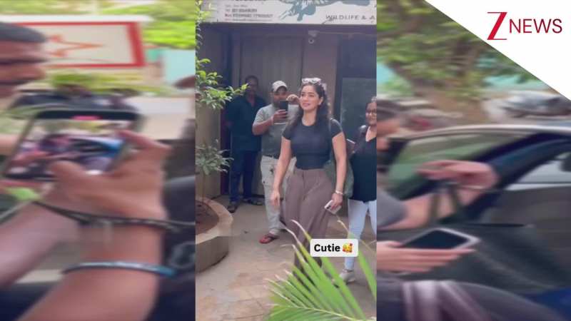 प्यारी सी स्माइल, स्टाइलिश अंदाज… कैजुअल लुक में स्पॉट हुईं Sara Tendulkar, क्यूटनेस देख थम गई फैंस की नजरें!