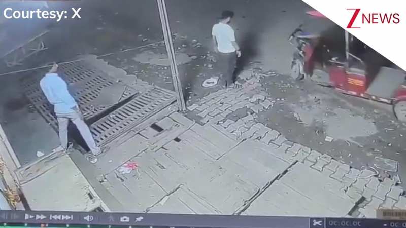 अरे अब तो हद हो गई! नाले पर रखे लोहे के जाल को चुरा ले गए चोर, CCTV में कैद हुई हैरान करने वाली घटना!