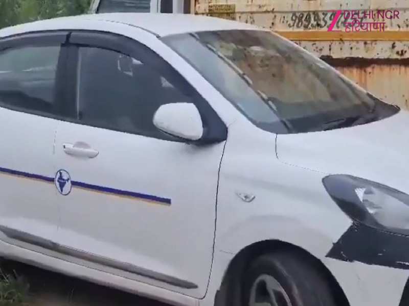 नोएडा में सड़क किनारे खड़ी कार से युवक समेत दो के शव बरामद, मरने वाले पड़ोसी थे