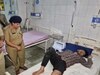मुठभेड़ के बाद गिरफ्तार आरोपी से पूछताछ करती पुलिस
