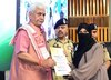 आतंक पीड़िता को नियुक्ति पत्र सौंपते एलजी मनोज सिन्हा