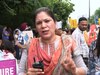 प्रदर्शन के दौरान व्यथा बताती महिला. 