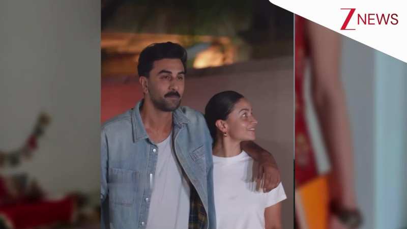 एक साथ पैप्स को पोज देते हुए नजर आए बॉलीवुड के चहेते कपल Ranbir Kapoor and Alia Bhatt, देख फैंस बोले- 'Aww So Cute'!