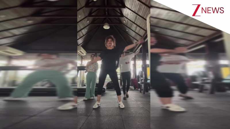 Hrithik Roshan की मम्मी निकलीं बेहतरीन डांसर, बेटे के गाने 'Aavan Jaavan'डांस से लूटी सारी लाइमलाइट; सेलेब्स ने देख लुटाया प्यार