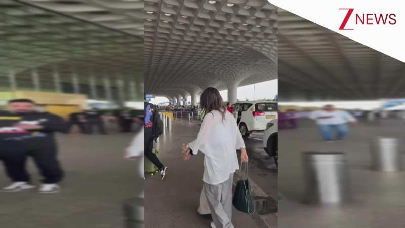 कैजुअल आउटफिट में एयरपोर्ट पर स्पॉट हुईं Sunny Leone, स्टाइलिश अंदाज पर फिदा हुआ फैंस का दिल!