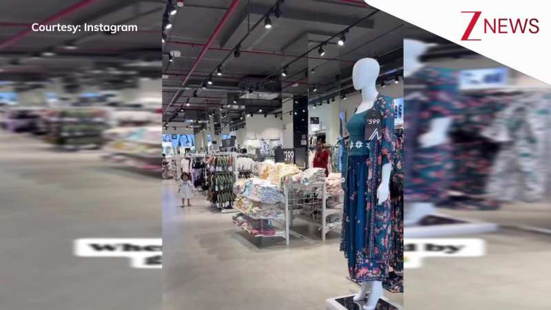 मॉल में खड़े हुए स्टेचू के पैर छूती नजर आई छोटी सी बच्ची, यूजर्स ने कहा- 'संस्कार उम्र से बड़े हैं इसके'