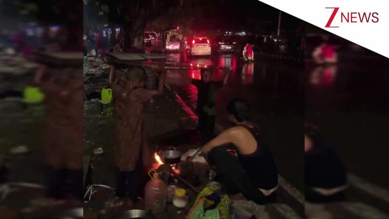 बारिश में चूल्हे पर खाना बना रहा था पिता, लकड़ का पट्टा लेकर खड़े हो गए बच्चे; देख दिल पसीज जाएगा!