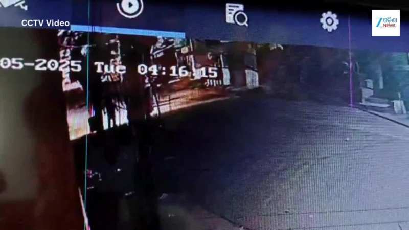 Bhubaneswar: ସହିଦନଗରରେ ମୋବାଇଲ୍ ଦୋକାନରୁ ଲକ୍ଷାଧିକ ଟଙ୍କାର ଲୁଟ୍, ସିସିଟିଭିରେ କଏଦ ହେଲେ ଲୁଟେରା