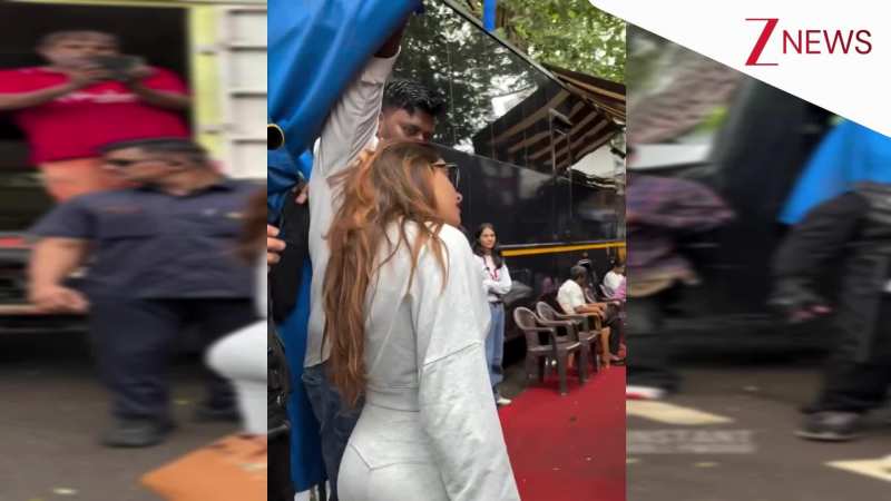 लग्जीरियस कार से उतरते हुए नजर आईं Janhvi Kapoor, कमाल की फिटनेस देख थम गई फैंस की सांसें!