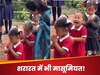Cute Video: कभी आंखें तो कभी खोले हाथ, स्कूल में प्रार्थना करते समय बच्ची का दिखा Cuteness अंदाज! देखें वायरल वीडियो