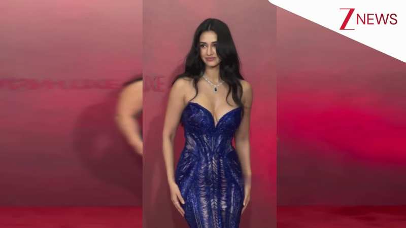 स्वीटहार्ट शाइनिंग ब्लू ड्रेस में Disha Patani का सिजलिंग लुक, नेकलेस ने लगाए खूबसूरती में चार चांद!