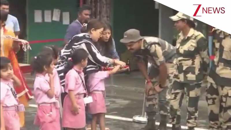 Rakshabandhan पर स्कूली बच्चों ने BSF जवानों को बांधी राखी, Indo-Bangladesh बॉर्डर से सामने आई तस्वीरें