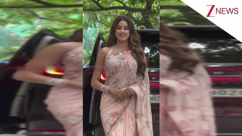 उफ्फ! फ्लोरल प्रिंट वाली साड़ी में Janhvi Kapoor ने बिखेरा खूबसूरती का जलवा, गॉर्जियस अवतार देख ठहर जाएंगी नजरें!