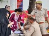 UP: शाहजहांपुर जेल में राखी का त्योहार बना भाईचारे की मिसाल, मुस्लिम महिलाओं ने भी बांधी राखी