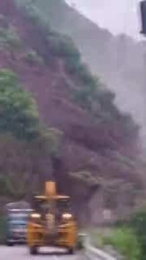 Rudraprayag Video: रुद्रप्रयाग में भयंकर लैंडस्लाइड,  NH-109 पर पलभर में जमीदोंज हुआ पहाड़