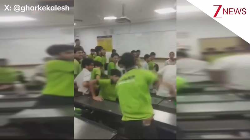 स्टूडेंट हैं या फिर पिछले जन्म के दुश्मन! क्लासरूम में 2 बच्चों में हुई भयंकर मारपीट, जमकर चलाए घूसे, वीडियो हो रहा वायरल!