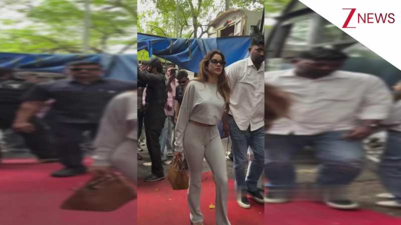 VIDEO: कार से उतरते हुए ग्रे कैजुअल आउटफिट में स्पॉट हुईं Janhvi Kapoor, नो मेकअप लुक में दिखीं बेहद खूबसूरत!