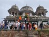 Fatehpur Maqbara Demolition: फतेहपुर में मकबरे को ध्वस्त करने की कोशिश, हिंदू संगठनों ने बोला धावा, बेबस दिखी पुलिस