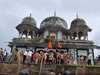 Fatehpur News: फतेहपुर में मकबरे को लेकर मचा बवाल, जमकर हुई तोड़फोड़, देखें तस्वीरें