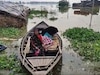 बाढ़ के कारण रोजमर्रा के काम करने के लिए नाव का सहारा 