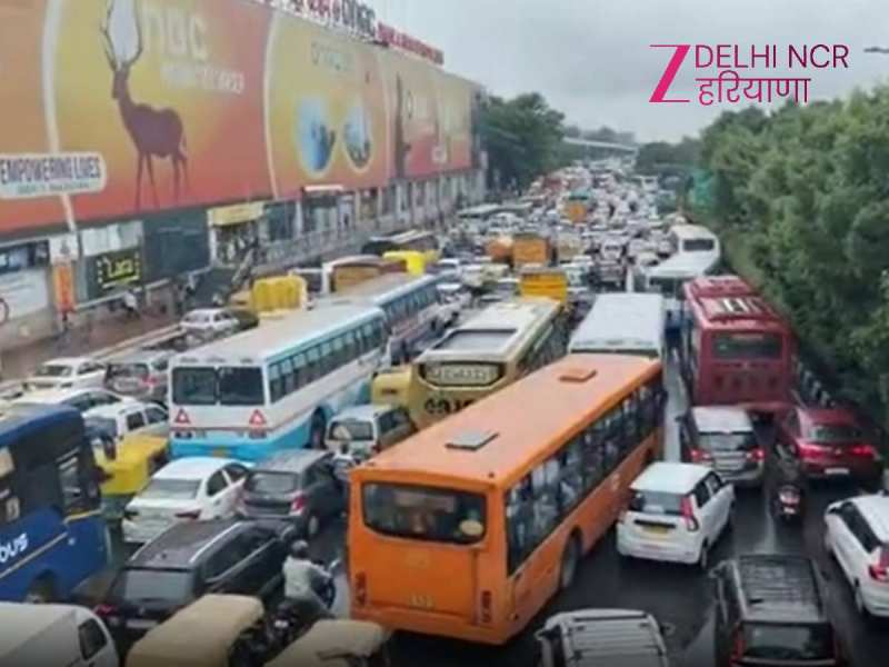 रिंग रोड पर लगा कई किलोमीटर लंबा जाम, कालकाजी में पेड़ गिरने से एक युवक की मौत