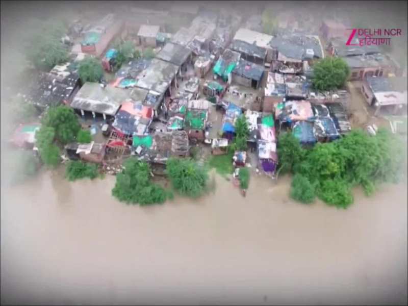Delhi Flood: यमुना का जलस्तर खतरे के निशान से ऊपर, रिहायशी इलाकों में मचा हाहाकार, देखें तस्वीरें Delhi Flood: यमुना का जलस्तर खतरे के निशान से ऊपर, रिहायशी इलाकों में मचा हाहाकार, देखें तस्वीरें