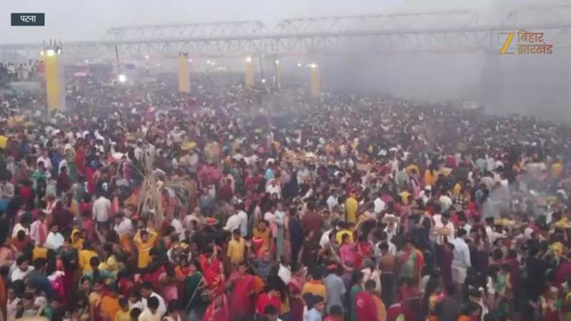पटना के घाटों पर छठ का दिखा भव्य नजारा, संध्या अर्घ्य के लिए उमड़ा जनसैलाब पटना के घाटों पर छठ का दिखा भव्य नजारा, संध्या अर्घ्य के लिए उमड़ा जनसैलाब