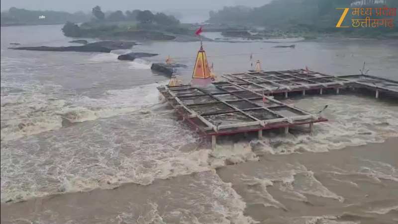 उज्जैन में बाढ़ जैसे हालात! चंबल नदी ने दिखाया रौद्र रूप, नागदा का चामुंडा माता मंदिर डूबा