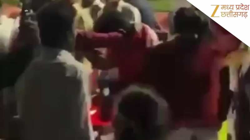इंदौर में सड़क पर बवाल! कार-बाइक टक्कर के बाद दो पक्षों में जमकर चले लात-घूंसे