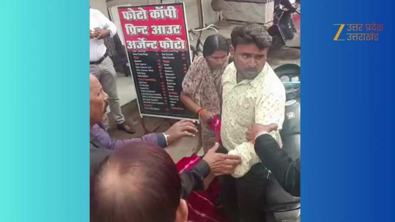 पति संग बाइक पर जा रही प्रेमिका को पत्नी ने गिराया, खूब हुई गुत्थम-गुत्था, हाई वोल्टेज ड्रामा का वीडियो वायरल