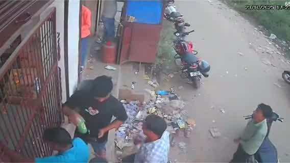 Unnao Video: दबंगों को सरेराह दबंगई, युवक को घसीटा, फिर जमकर बरसाए लाठी-डंडे