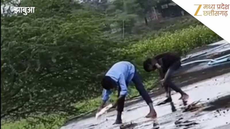 शर्मनाक वीडियो: सरकारी स्कूल में बच्चे बने मजदूर, छत से निकाल रहे थे पानी
