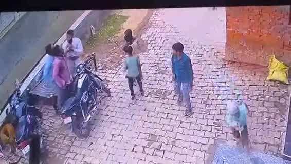 Baghpat Video: आपसी रंजिश को लेकर खूनी संघर्ष, दबंगों ने महिलाओं समेत कुछ लोगों पर बरसाए लाठी-डंडे