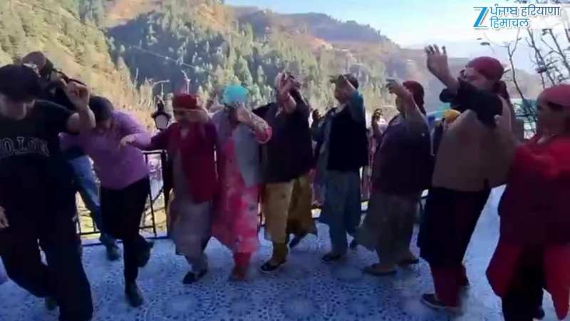 भारतीय महिला टीम की वर्ल्ड कप जीत पर शिमला की रेणुका ठाकुर के घर जश्न, गांव में नाटी डालकर मनाई खुशी
