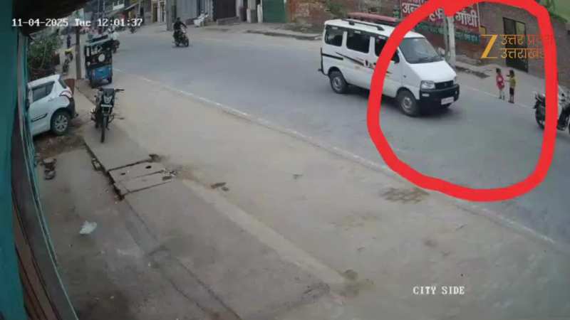 छोटे बच्चों को कभी सड़क पार करने के लिए अकेला न छोड़ें,  सामने आया हादसे का रोंगटे खड़े करने वाला वीडियो