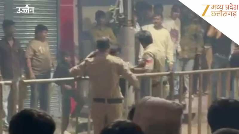 बाबा महाकाल की सवारी में पुलिस की सख्ती, युवक ने फेंका पटाखा, हुई जोरदार धुनाई