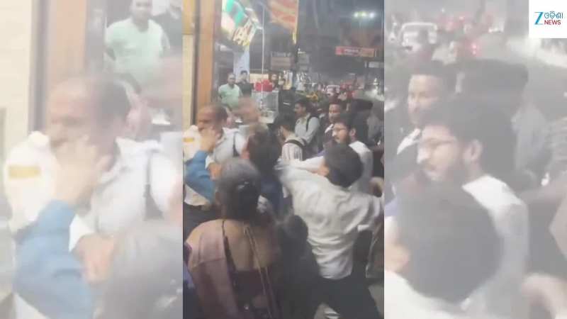 Shocking Video: ଟ୍ରାଫିକ୍ ପୋଲିସଙ୍କୁ ନିର୍ମମ ଭାବେ ବାଡ଼େଇଲେ ଯୁବକ, ଭାଇରାଲ ହେଉଛି ଏହି ଭିଡିଓ... Shocking Video: ଟ୍ରାଫିକ୍ ପୋଲିସଙ୍କୁ ନିର୍ମମ ଭାବେ ବାଡ଼େଇଲେ ଯୁବକ, ଭାଇରାଲ ହେଉଛି ଏହି ଭିଡିଓ...