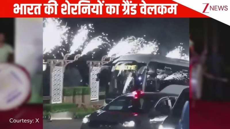 वर्ल्ड चैंपियन बनीं भारत की शेरनियों का आतिशबाजी और ढोल नगाड़ों से किया स्वागत, खिलाड़ियां भी जमकर थिरकीं