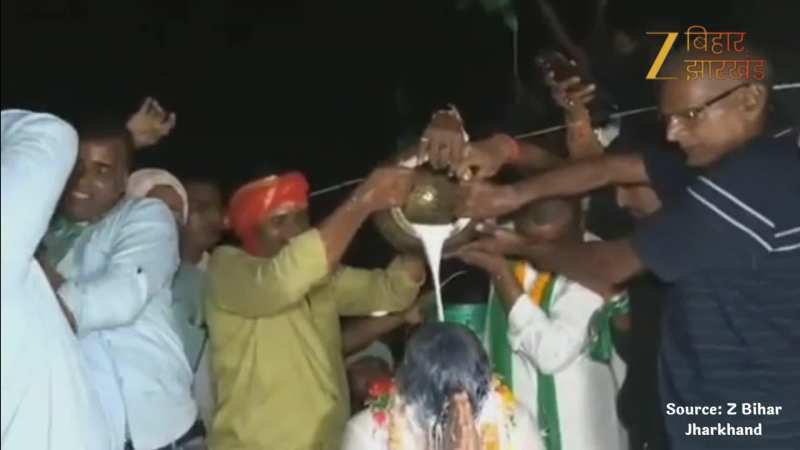 VIDEO: हिंदू आस्था का बनाया मजाक! RJD उम्मीदवार मनीष यादव का दूध से हुआ अभिषेक