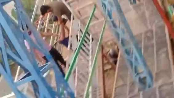 Fatehpur Video: मेला में महाभारत! दो पक्षों में जमकर चले लात-घूंसे, वीडियो देख हो जाएंगे हैरान!