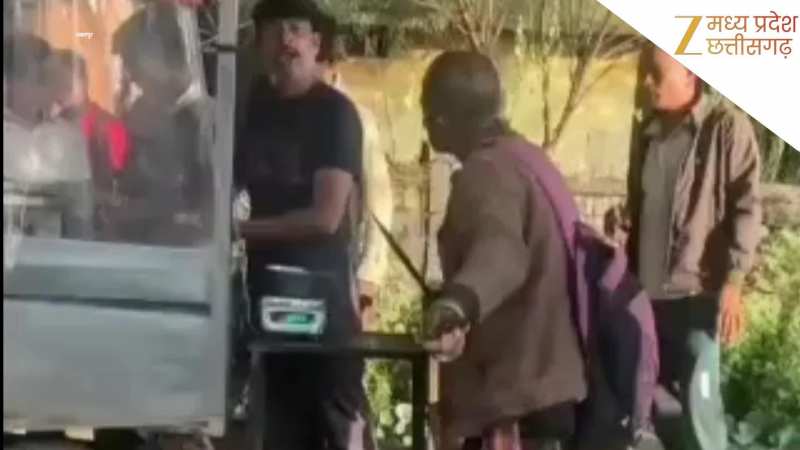 VIDEO: कोबरा को किस करता दिखा शख्स! इंटरनेट पर वायरल हो रहा वीडियो देखकर चौंक जाएंगे आप