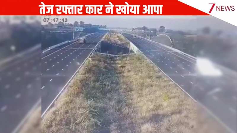 हाईवे पर तेज रफ्तार से जा रही कार का बिगड़ा बैलेंस, सीधा गड्ढे में जाकर गिरी, सीसीटीवी में कैद भयानक घटना